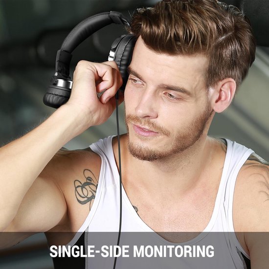 Man in wit tanktop houdt zwarte Studio DJ koptelefoon bij zijn oor, met de tekst 'SINGLE-SIDE MONITORING'.