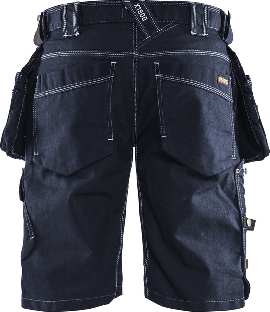 Donkerblauwe werkshort met witte stiksels, riemlussen en zakken. Het Blaklader-logo is zichtbaar op de achterkant.