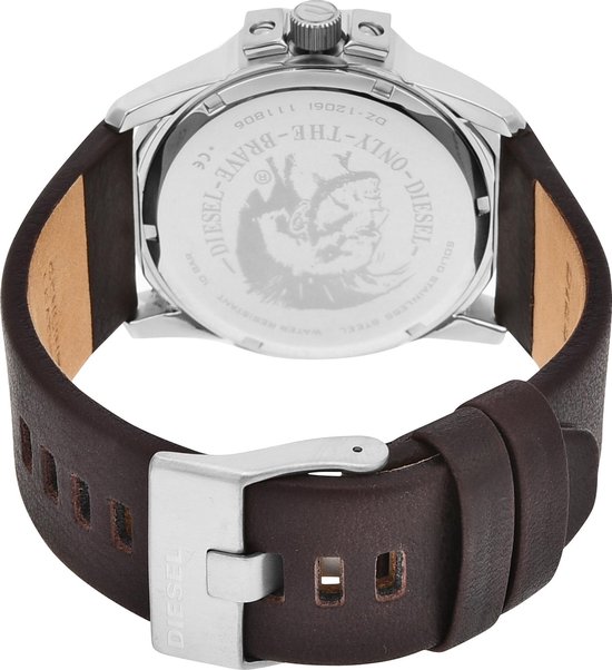 Achterkant van een zilverkleurig Diesel horloge met donkerbruine leren band, met gesp en het Diesel logo.