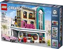 LEGO Creator Expert Downtown Diner met roze auto en miniatuurfiguurtjes.