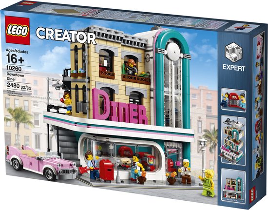 LEGO Creator Expert Downtown Diner met roze auto en miniatuurfiguurtjes.