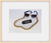 Last trend in fashion accessoires brillenkoord word vervangen door modieus goudkleur ketting.