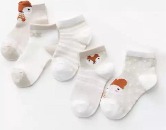 Vijf paar babykousen in crème en bruin met vosjes en stipjes. Één paar met streepjes.