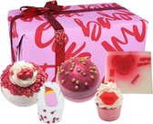 Bomb Cosmetics Date Night Gift Pack kado doos met bad, zeep en verzorgingsproducten