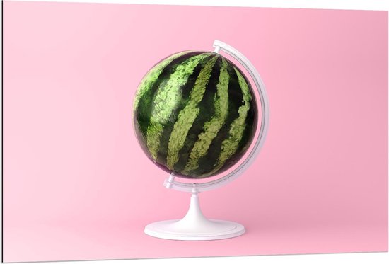 Dibond - Watermeloen op Wereldbolstandaard - 120x80cm Foto op Aluminium (Wanddecoratie van metaal)