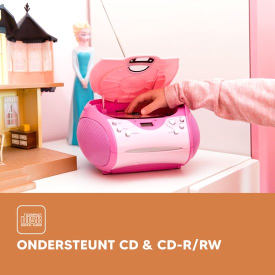 Kind plaatst CD in roze Lenco radio CD-speler, naast speelgoed.