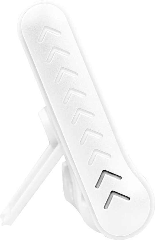 Witte, ovale luchtverfrisser met chevron-patroon en ventilatieopeningen.