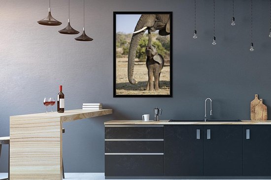 Cadre photo avec affiche - Bébé éléphant communique avec sa mère - 60x90 cm - Cadre pour affiche