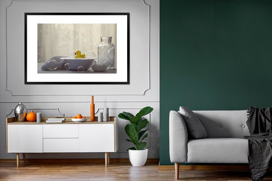 Canard de Bain dans un plat avec cadre photo à l'eau savonneuse noir avec passe-partout blanc 80x120