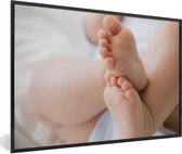 Fotolijst incl. Poster - De voeten van een baby - 120x80 cm - Posterlijst