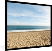 Photo encadrée - Empreintes de pas dans le sable sur une plage tropicale cadre photo noir 40x40 cm - Affiche encadrée (Décoration murale salon / chambre) / Mer et plage