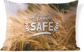 Buitenkussens - Tuin - Quote voor thuis 'It's so good to be safe' met een achtergrond met een graanveld - 50x30 cm