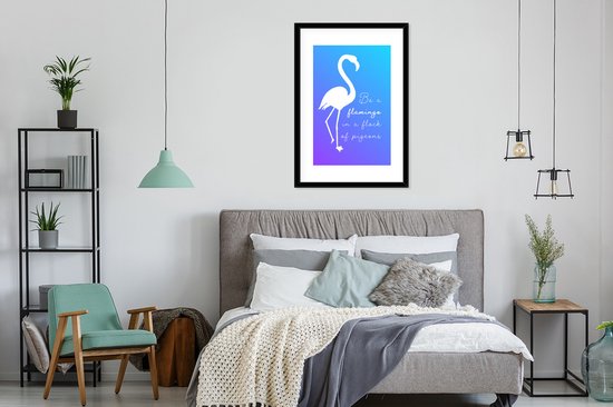 Citation 'Soyez un flamant rose dans un troupeau de pigeons' avec un flamant rose sur fond bleu 60x90 cm