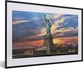 Fotolijst incl. Poster - Vrijheidsbeeld in New York tijdens zonsondergang - 60x40 cm - Posterlijst