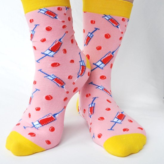 Roze sokken voor zorgprofessionals met injectiespuiten en erytrocyten