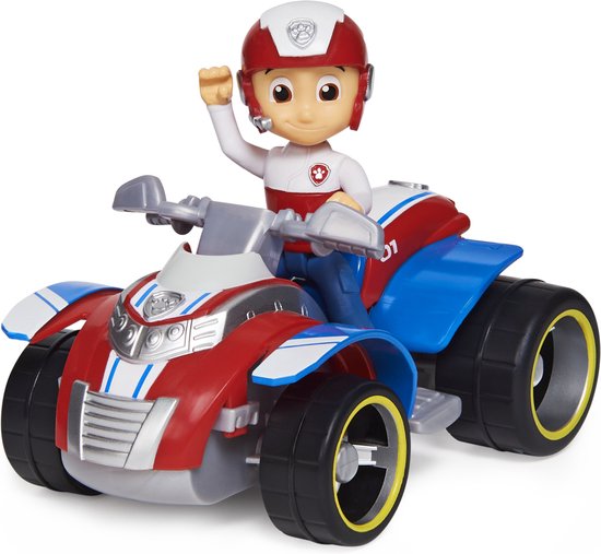 Ryder op zijn rode, witte en blauwe ATV met gele accenten, zwaaiend met zijn hand en een rode helm.