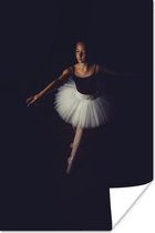 Poster Jonge ballerina op een zwarte achtergrond - 80x120 cm