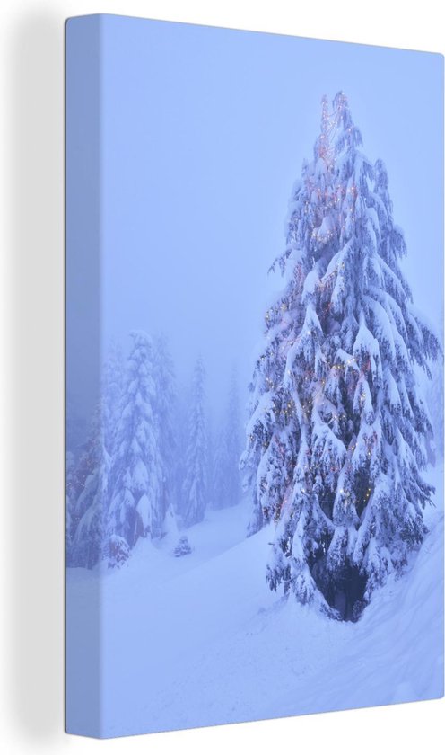 Kerstboom bij het Canadese Grouse Mountain in Noord-Amerika Canvas 120x180 cm - Foto print op Canvas schilderij (Wanddecoratie woonkamer / slaapkamer) XXL / Groot formaat!