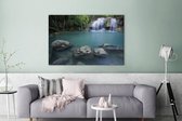 Une cascade thaïlandaise près des rochers dans le parc national d'Erawan Toile 180x120 cm - Tirage photo sur toile (Décoration murale salon / chambre) XXL / Groot format!