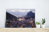Canvas Schilderij Uitzicht op een Favela in Brazilië met op de achtergrond een berglandschap - 30x20 cm - Wanddecoratie