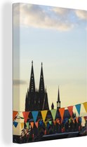Canvas Schilderij Vlaggetjes voor de Dom van Keulen in Duitsland - 60x90 cm - Wanddecoratie