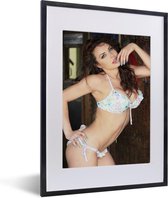 Fotolijst incl. Poster - Een vrouw met een gekleurde bikini - 30x40 cm - Posterlijst