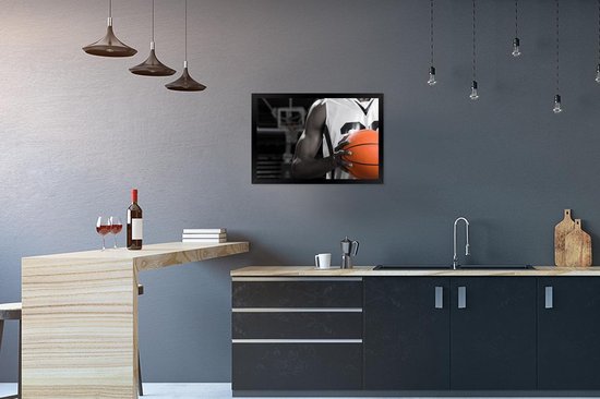 Fotolijst incl. Poster Zwart Wit- Zwart wit basketbalspeler met een oranje basketbal - 60x40 cm - Posterlijst