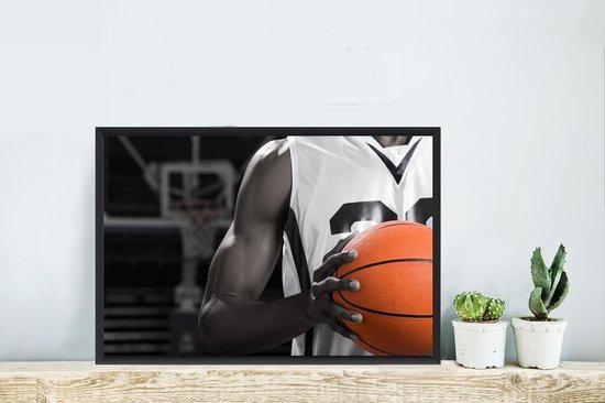 Fotolijst incl. Poster Zwart Wit- Zwart wit basketbalspeler met een oranje basketbal - 60x40 cm - Posterlijst