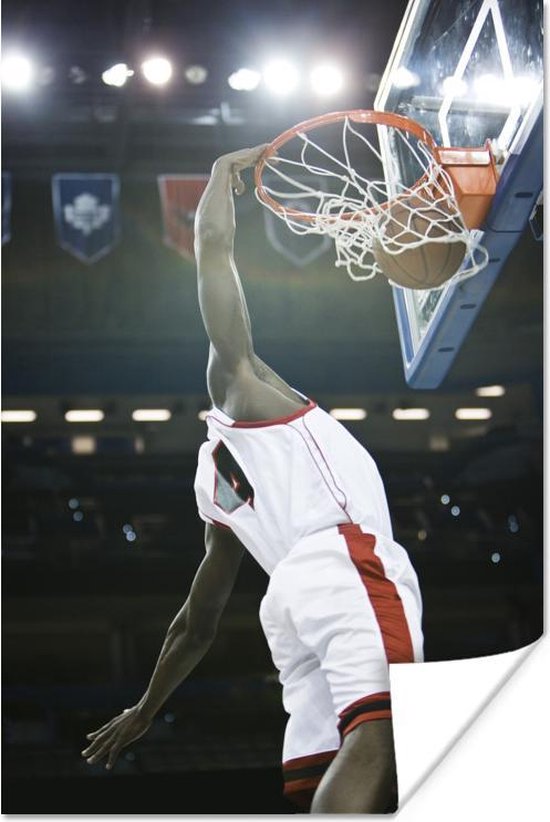 Poster Een Basketbal speler dunkt de bal in de basket - 20x30 cm