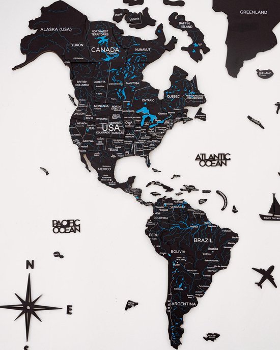 Carte du monde en bois noir avec des mers bleues, montrant l'Amérique du Nord et du Sud, le Groenland et l'Islande.