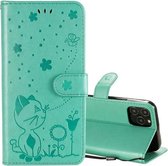 Voor iPhone 12/12 Pro Cat Bee Embossing Pattern Shockproof Horizontale Flip Leather Case met houder & kaartsleuven & portemonnee (groen)