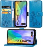 Voor Huawei Y6P vierbladige gesp reliëf gesp mobiele telefoon bescherming lederen tas met lanyard & kaartsleuf & portemonnee & beugel functie (blauw)