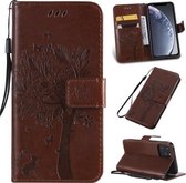 Tree & Cat Pattern Pressed Printing Horizontale Flip PU lederen tas met houder & kaartsleuven & portemonnee & lanyard voor iPhone 11 Pro (bruin)