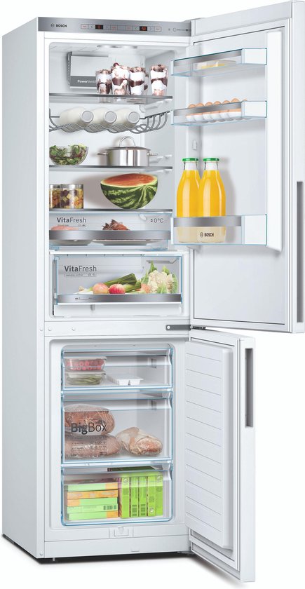 Open koel-vriescombinatie met vershoudlades, flessenrek, eierrek, diepvrieslades met "BigBox" en watermeloen.