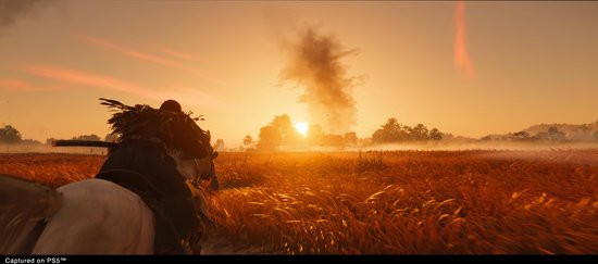 Samurai op een paard rijdt door een veld met goudkleurig gras tijdens zonsondergang.