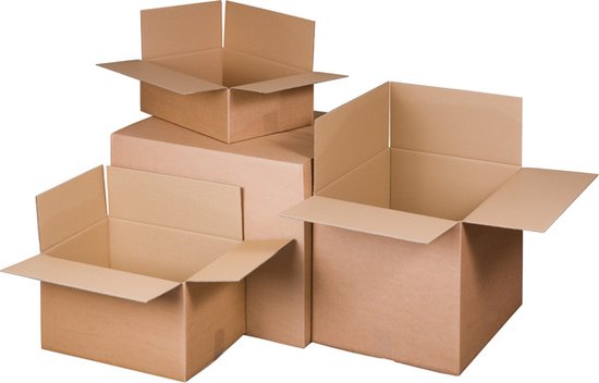 Een stapel bruine kartonnen dozen van verschillende formaten, allemaal open met flappen omhoog.