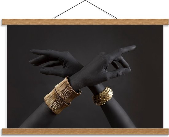 Schoolplaat – Gouden Armbanden op Zwart/Witte Handen - 60x40cm Foto op Textielposter (Wanddecoratie op Schoolplaat)