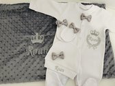 Gepersonaliseerde| pasgeboren pyjama set en deken| geborduurd | grijs/wit koningskroon