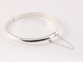 Fijne gehamerde zilveren bangle met kliksluiting