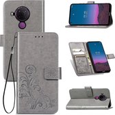 Voor Nokia 5.4 vierbladige gesp reliëf gesp mobiele telefoon bescherming lederen tas met lanyard & kaartsleuf & portemonnee & beugel functie (grijs)