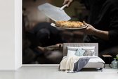 Behang - Fotobehang Pizza uit de oven - Breedte 450 cm x hoogte 300 cm