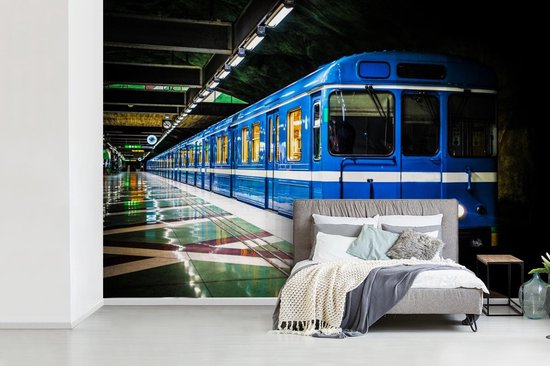 Papier peint photo peint photo vinyle - Station de métro sombre avec un  train bleu... | bol