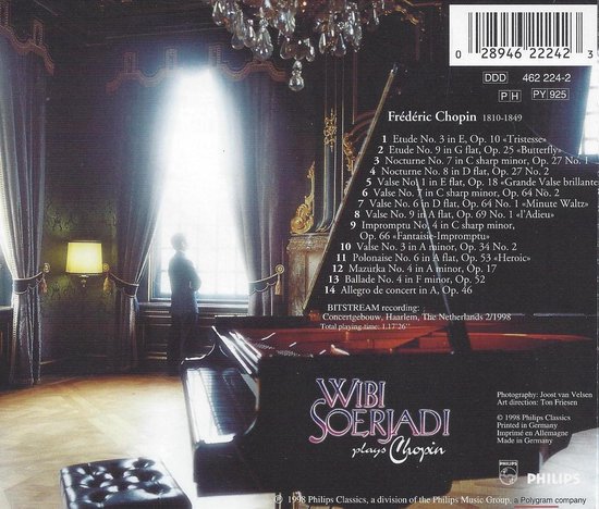 Een piano in een sfeervolle kamer met een persoon bij het raam. Trefwoorden: Frédéric Chopin, Wibi Soerjadi, Philips.
