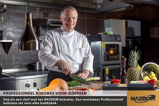 Chefkok snijdt prei met Nazrom koksmes met damastpatroon en donkerhouten handgreep, in professionele keuken.