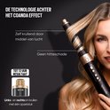 Close-up van een vrouw die haar blonde haar krult met de Navado Easystyler Pro, met informatie over de Coanda-technologie en tot 72 uur resultaat.