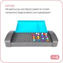 Een grijze, rechthoekige speeltafel met openklapbaar blauw deksel, vol met rode, blauwe, gele, paarse en witte balletjes. "Let op! Dit spel kun je uren blijven spelen en is heel verslavend. Gegarandeerd uren speelplezier!"