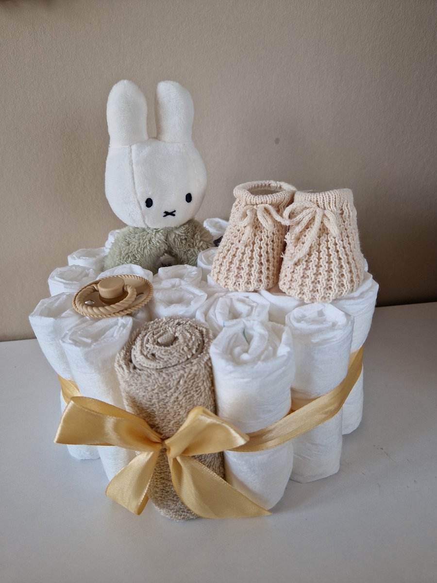 Goedkoopste Luiertaart small rammelaar fluffy Nijntje neutraal beige - babyshower- kraamcadeau