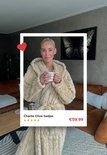 Beige badjas met capuchon van zacht fleece, met 'Charlie Choe badjas' tekst.