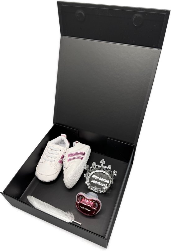Baby giftbox met roze en witte sneakers, een kroon met parels en een speen. Tekst: 'Mijn eerste sneakers!'
