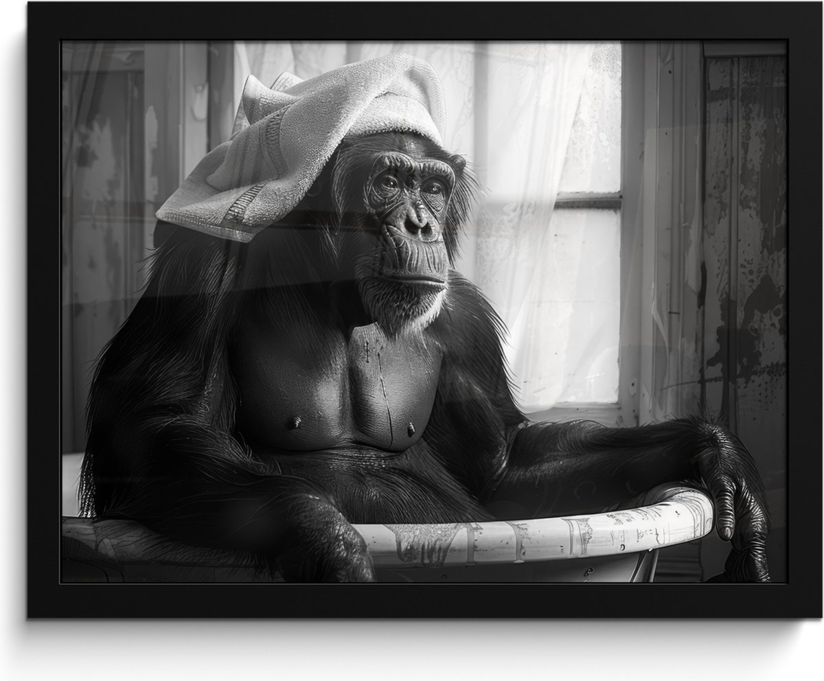 FrameYourWall Poster in lijst - Fotolijst 40x30 cm - Posters - Aap - Dier - Bad - Zwart - Wit - Humor - Posterlijst zwart - Wanddecoratie badkamer - Muurdecoratie WC - Decoratieve accessoires - Toilet muur decoratie Aap - WC